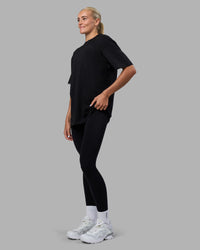 Woman wearing Easy FLXCotton Tee Oversize - Black | Model:Katie | Size:XS | Thumbnail Index: 4