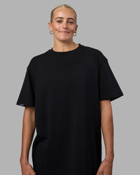 Woman wearing Easy FLXCotton Tee Oversize - Black | Model:Katie | Size:XS | Thumbnail Index: 2