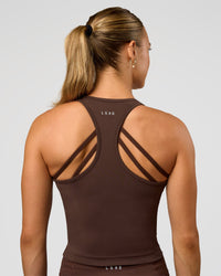Woman wearing Flow Performance Tank 2.0 - Hot Chocolate | Model:Maja | Size:XS