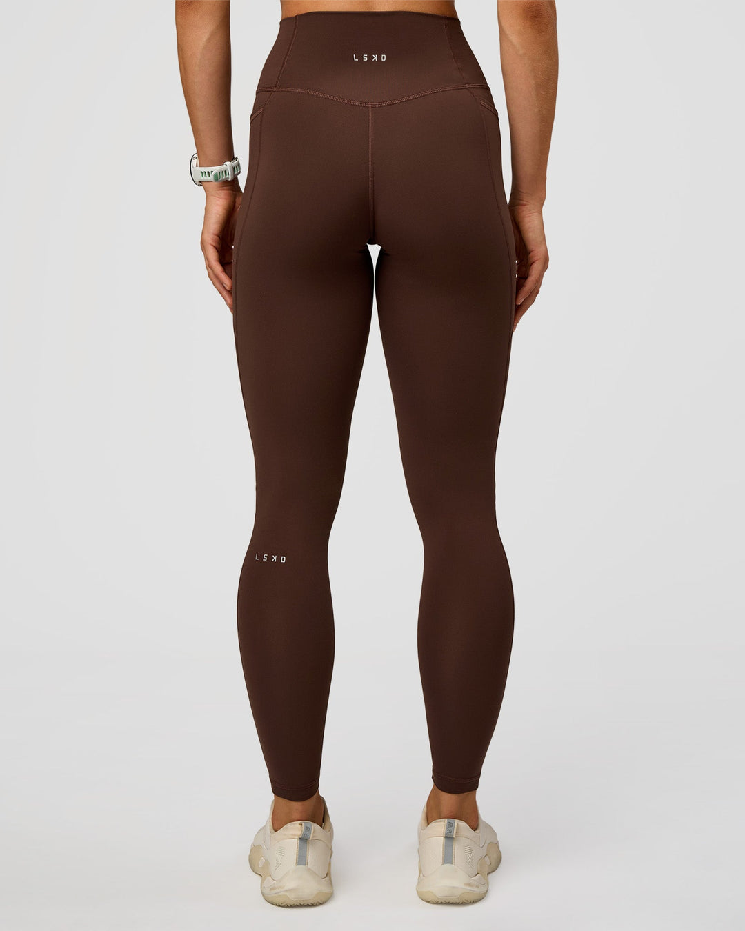 Woman wearing Fusion Ultra High-Rise Full Length Legging Pockets - Hot Chocolate | Model:Maja | Size:XS