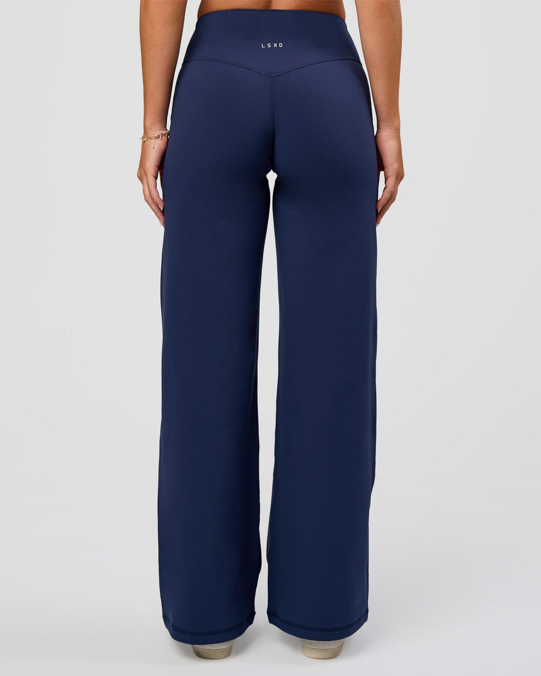 Model wearing Fusion V-Contour High-Rise Petite Pant - Future Navy | Model:Issy | Size:XS