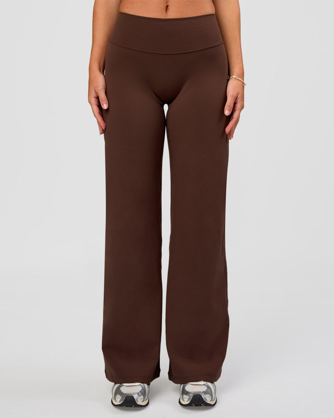 Model wearing Fusion V-Contour High-Rise Petite Pant - Hot Chocolate | Model:Issy | Size:XS