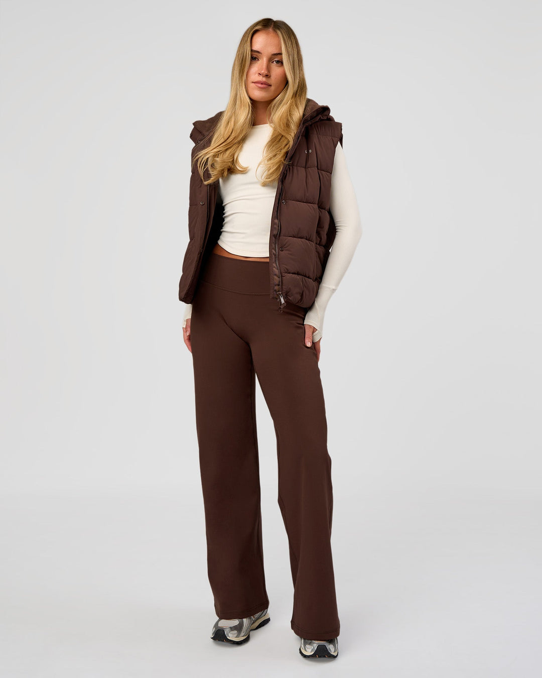 Model wearing Fusion V-Contour High-Rise Petite Pant - Hot Chocolate | Model:Issy | Size:XS