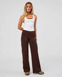 Model wearing Fusion V-Contour High-Rise Petite Pant - Hot Chocolate | Model:Issy | Size:XS