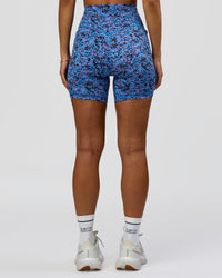 Woman Fusion V-Contour Ultra High-Rise Mid Short Pockets in Energy Print Blue Multi | Model:Brylee | Size:XS