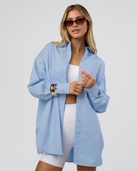 Woman wearing Go-To Oversized Shirt - Poplin Blue | Model:Leilani | Size:XS