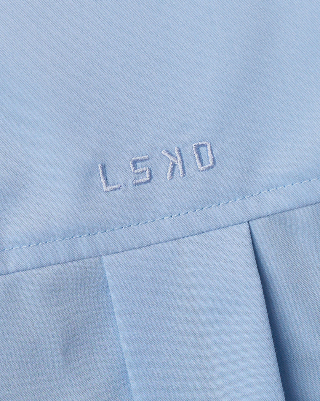 Woman wearing Go-To Oversized Shirt - Poplin Blue | Model:Leilani | Size:XS