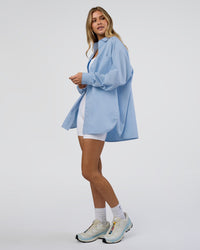 Woman wearing Go-To Oversized Shirt - Poplin Blue | Model:Leilani | Size:XS