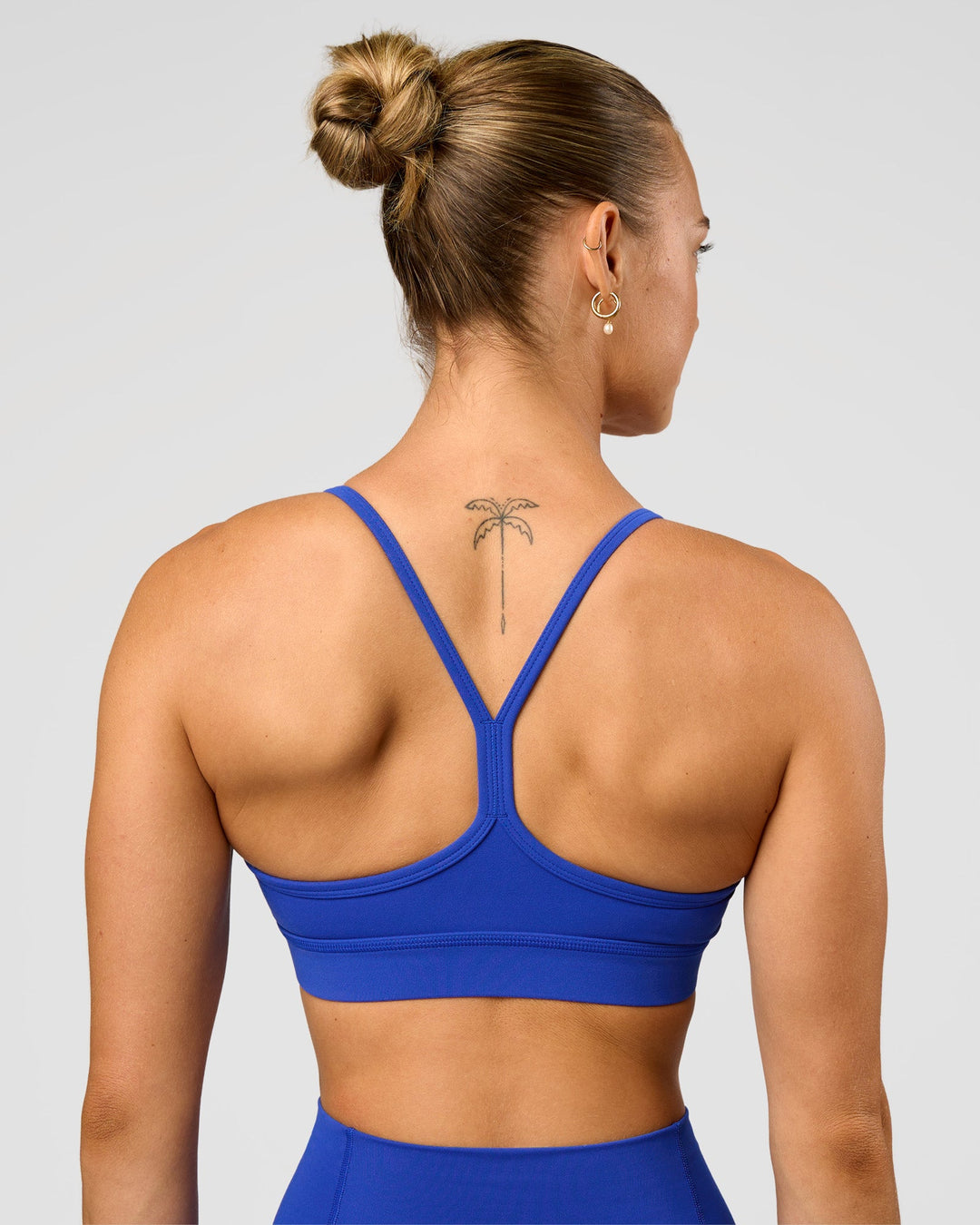Woman wearing Lift Sports Bra - Electric Indigo | Model:Maja | Size:XS