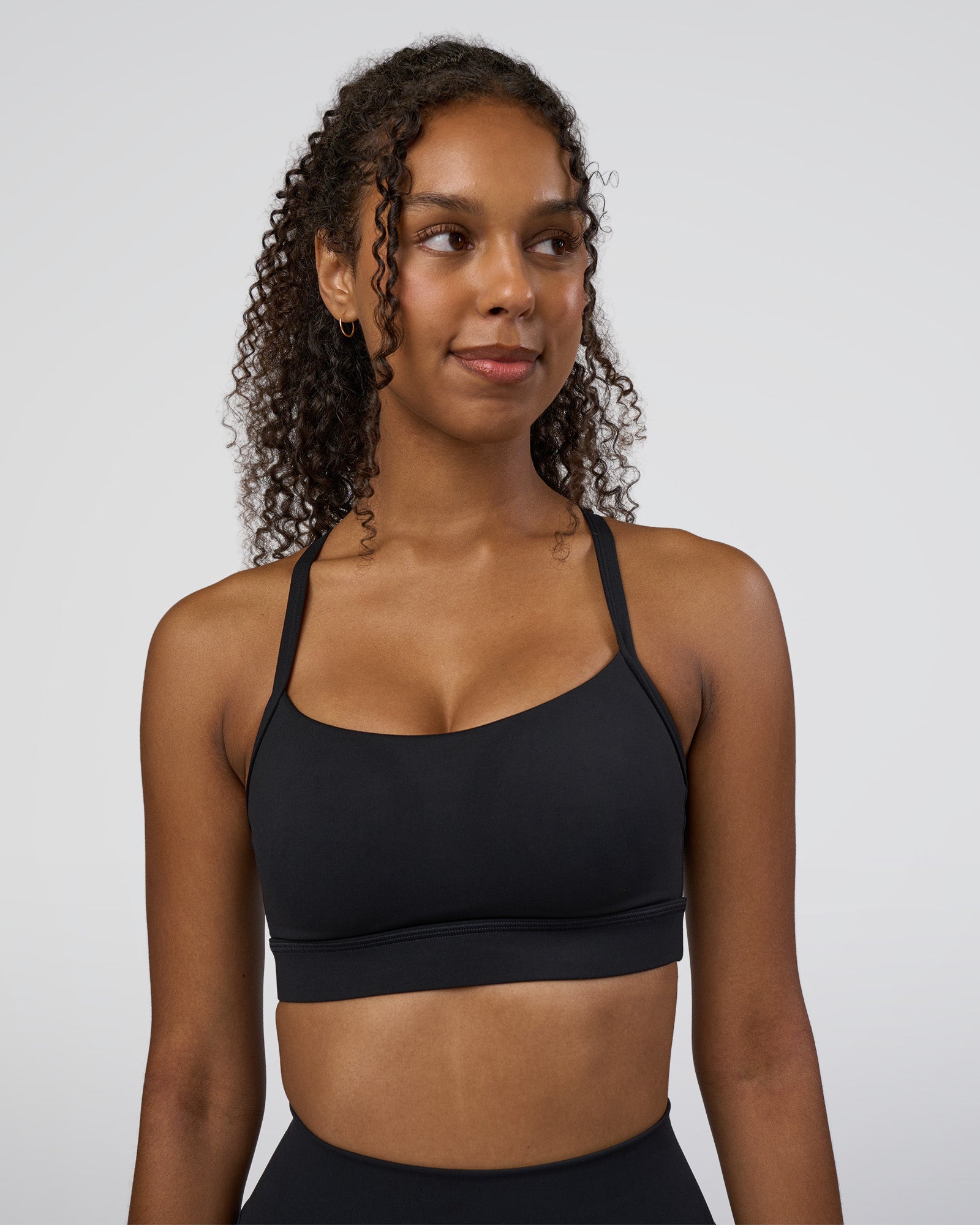 Woman wearing Momentum Sports Bra D/DD/E - Black | Model:Jordan | Size:XS