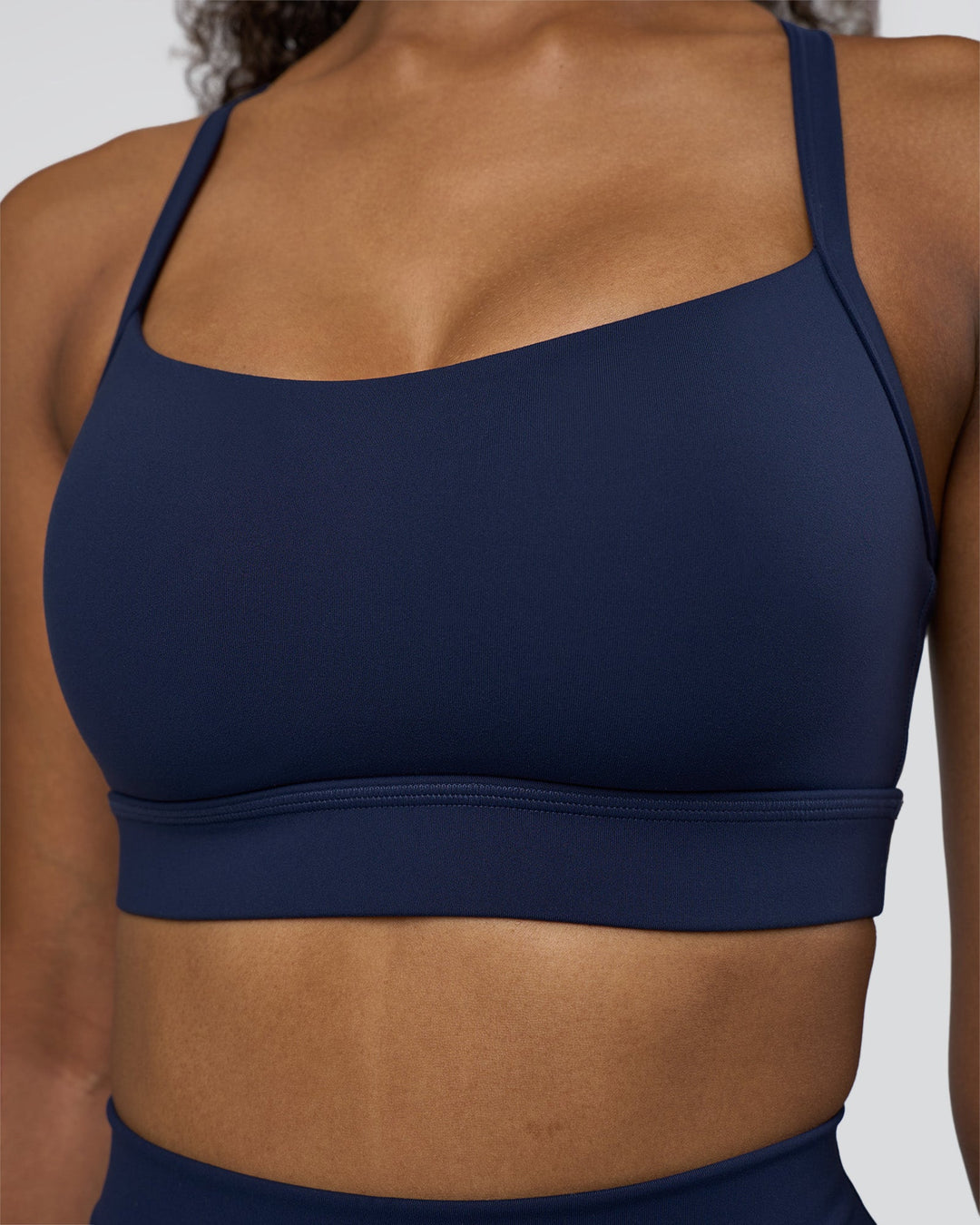 Woman wearing Momentum Sports Bra D/DD/E - Future Navy | Model:Jordan | Size:XS