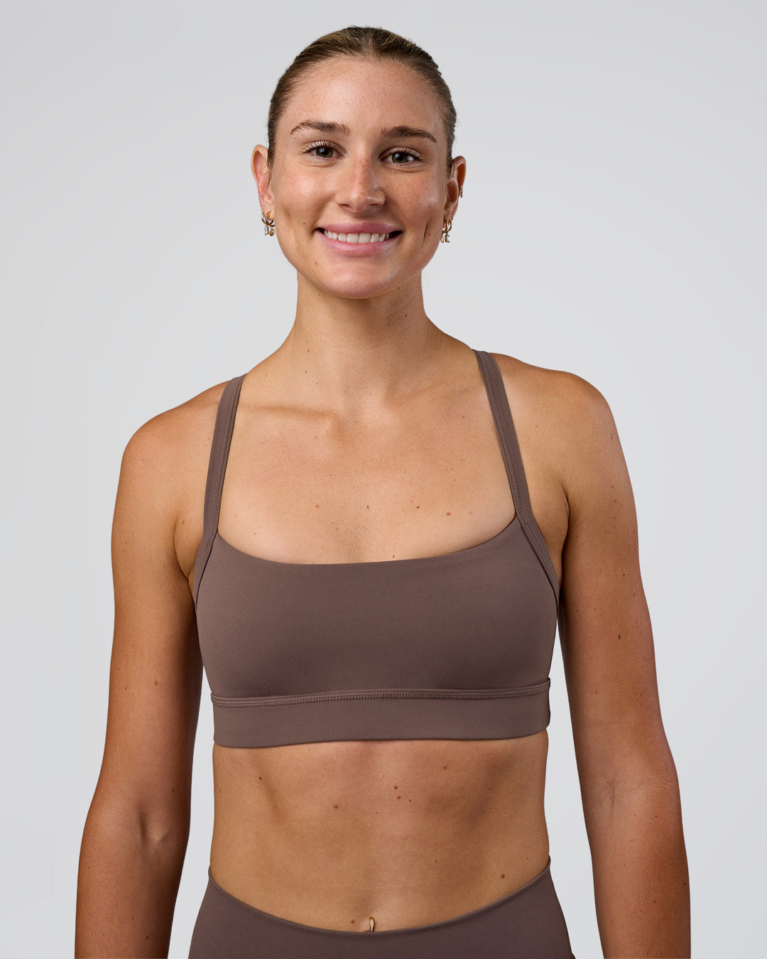 Woman wearing Momentum Sports Bra - Peppercorn | Model:Peppercorn | Size:XS