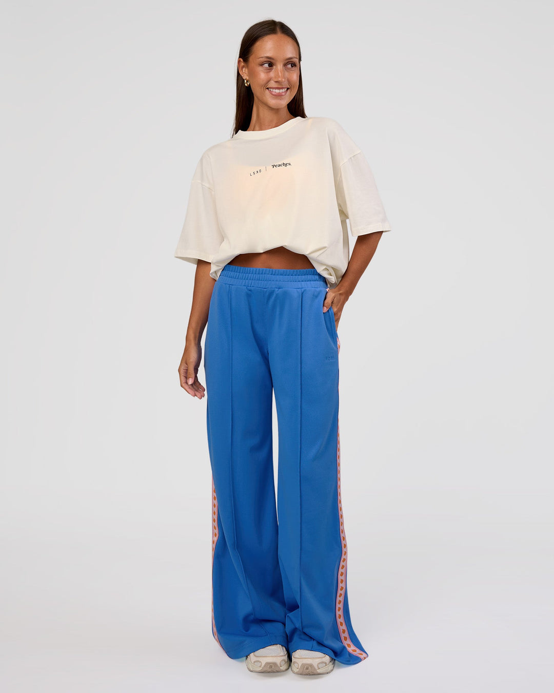 Woman wearing Peaches x LSKD Collection FLXCotton Oversize Tee - Off White | Model:Brylee | Size:XS