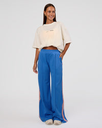 Woman wearing Peaches x LSKD Collection FLXCotton Oversize Tee - Off White | Model:Brylee | Size:XS