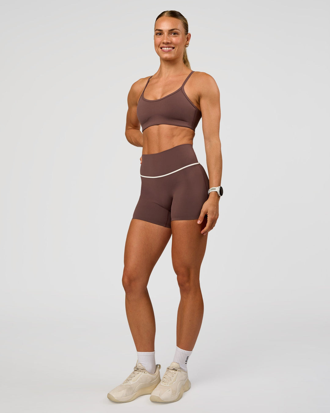 Woman wearing Pinnacle Sports Bra - Cocoa Powder | Model:Maja | Size:XS