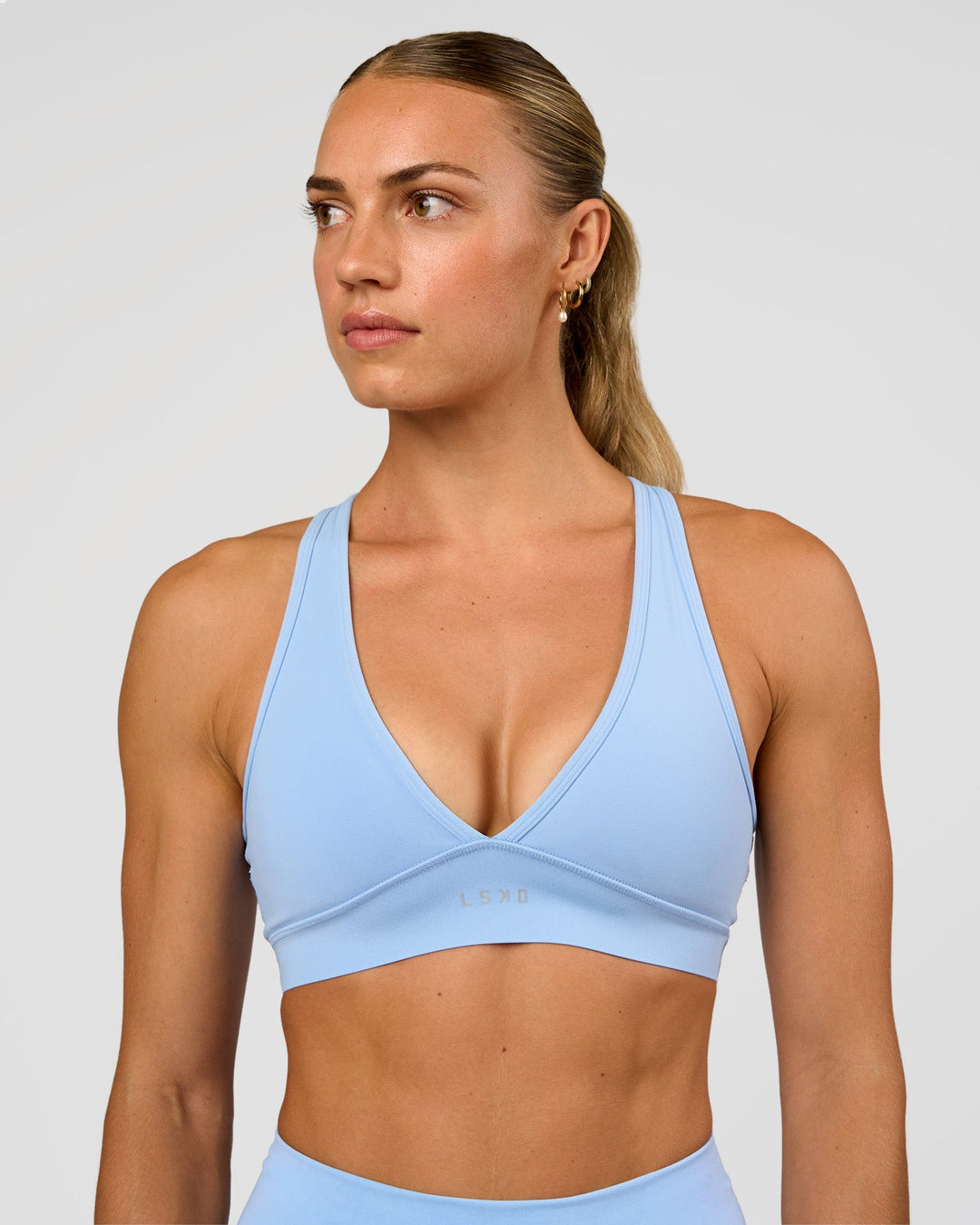 Woman wearing Stamina Sports Bra - Open Air | Set:true | Angle:front | Model:Maja | Size:XS