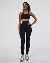 Woman wearing Twist Sports Bra D/DD/E - Black | Model:Jordan | Size:XS