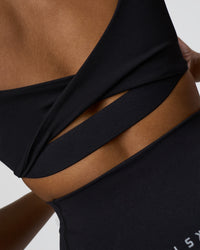 Woman wearing Twist Sports Bra D/DD/E - Black | Model:Jordan | Size:XS