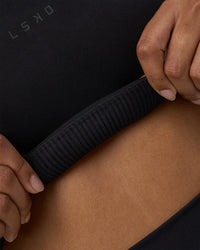 Woman wearing Twist Sports Bra D/DD/E - Black | Model:Jordan | Size:XS