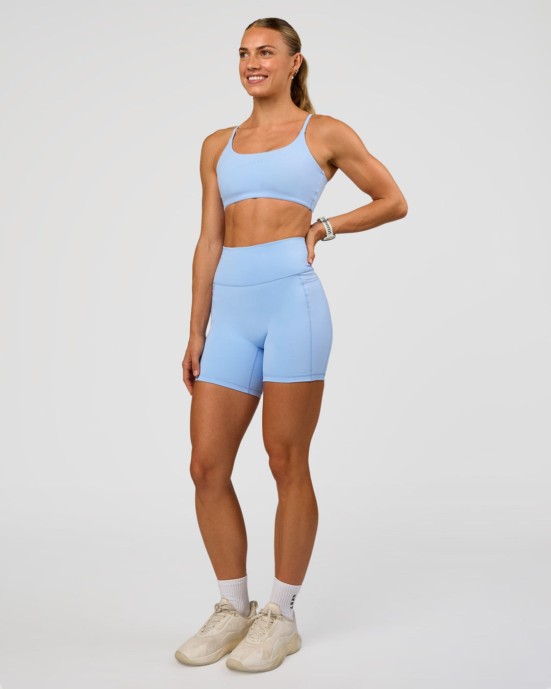 Woman wearing Twist Sports Bra - Open Air | Model:Maja | Size:XS