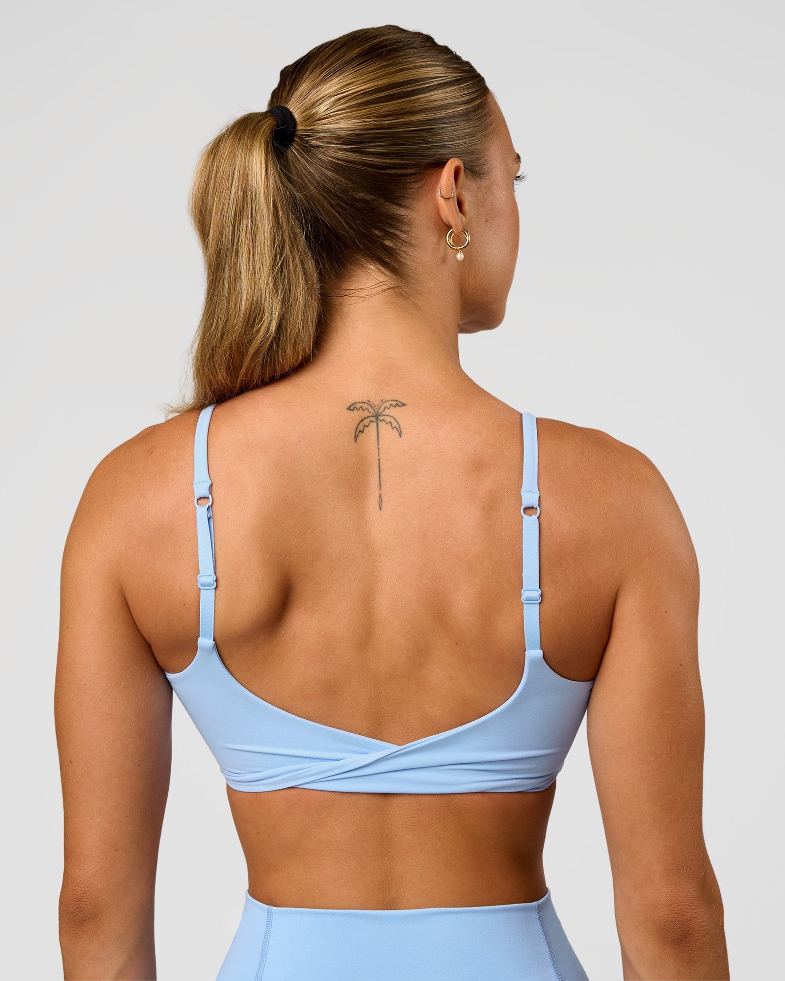 Woman wearing Twist Sports Bra - Open Air | Model:Maja | Size:XS