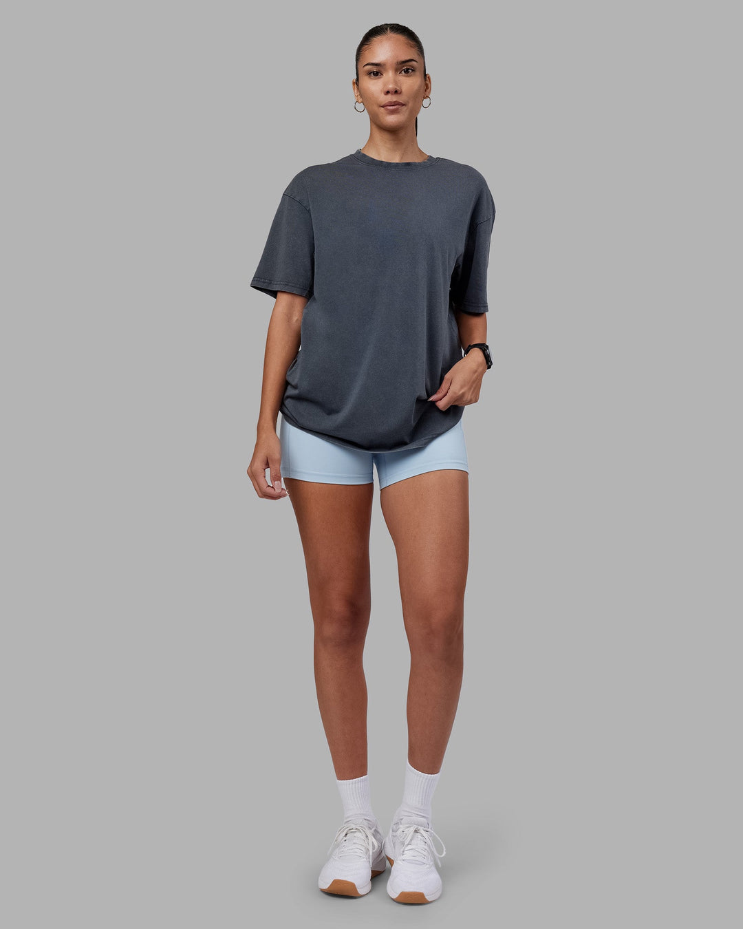 Woman wearing Lifting Club FLXCotton Tee Oversize - Dark Storm Washed-Blue | Model:Rhiley | Size:XS