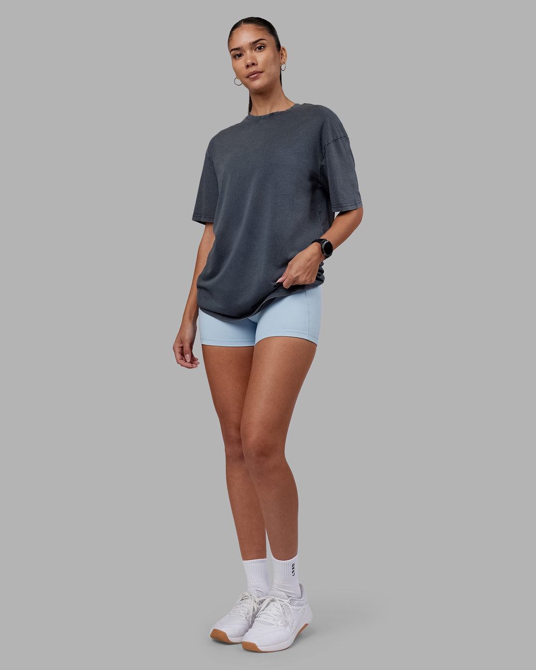 Woman wearing Lifting Club FLXCotton Tee Oversize - Dark Storm Washed-Blue | Model:Rhiley | Size:XS