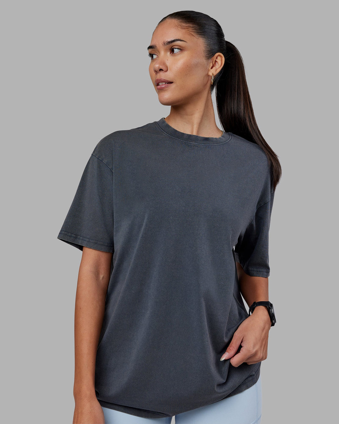 Woman wearing Lifting Club FLXCotton Tee Oversize - Dark Storm Washed-Blue | Model:Rhiley | Size:XS