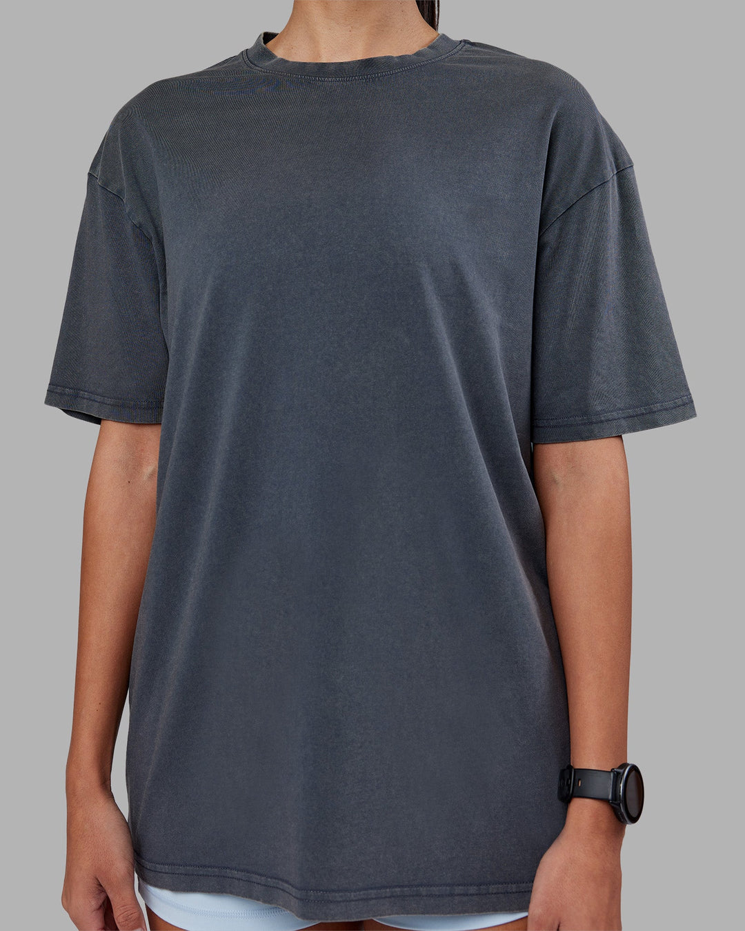 Woman wearing Lifting Club FLXCotton Tee Oversize - Dark Storm Washed-Blue | Model:Rhiley | Size:XS