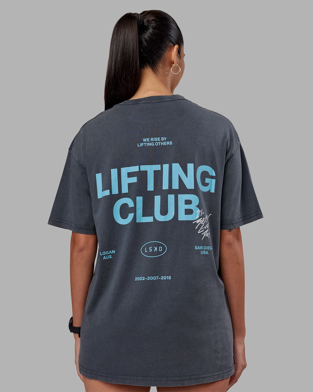 Woman wearing Lifting Club FLXCotton Tee Oversize - Dark Storm Washed-Blue | Model:Rhiley | Size:XS