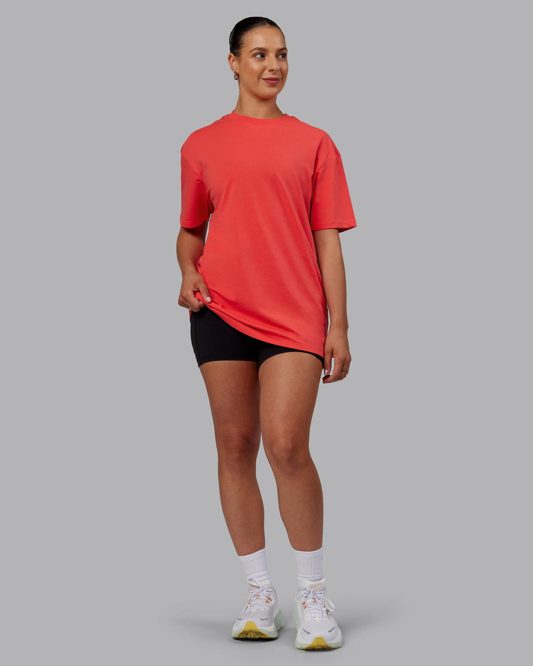 Woman wearing Unisex Love The Run FLXCotton Tee Oversize - Cayenne-Black