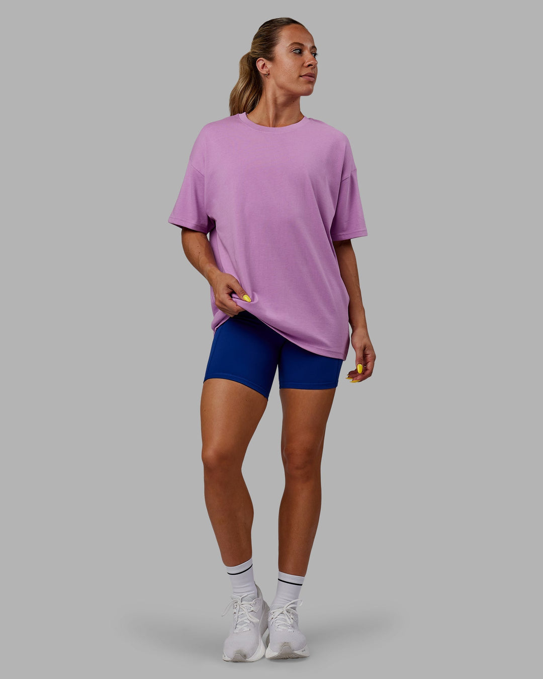 Woman wearing Unisex Pressure Heavyweight Tee Oversize - Light Violet-White