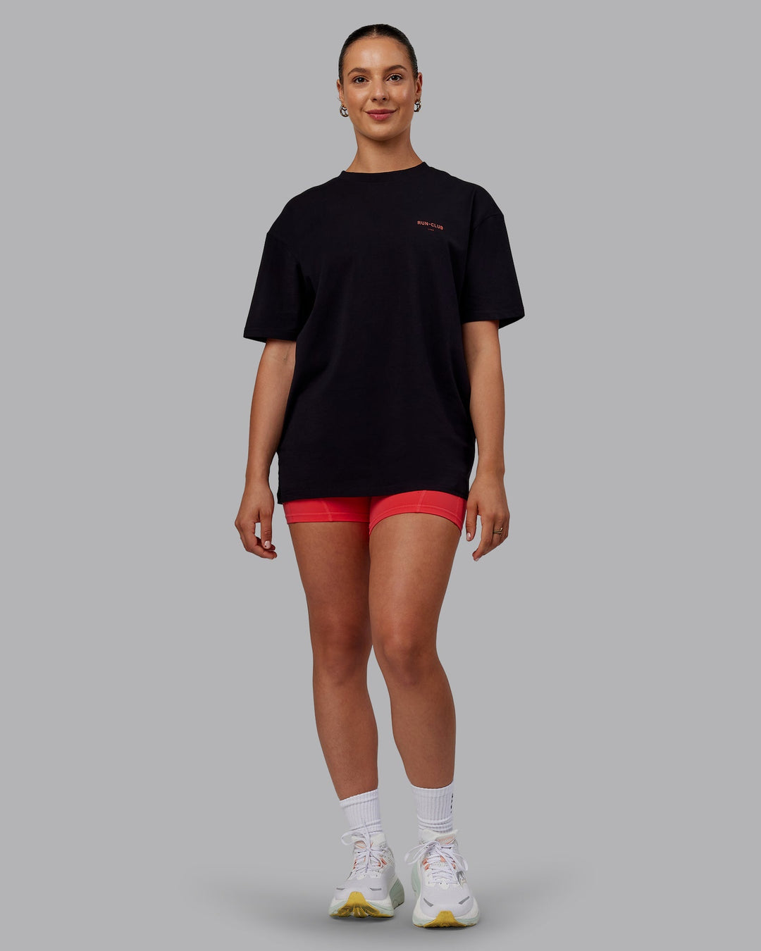 Woman wearing Unisex RUN CLUB FLXCotton Tee Oversize - Black-Cayenne