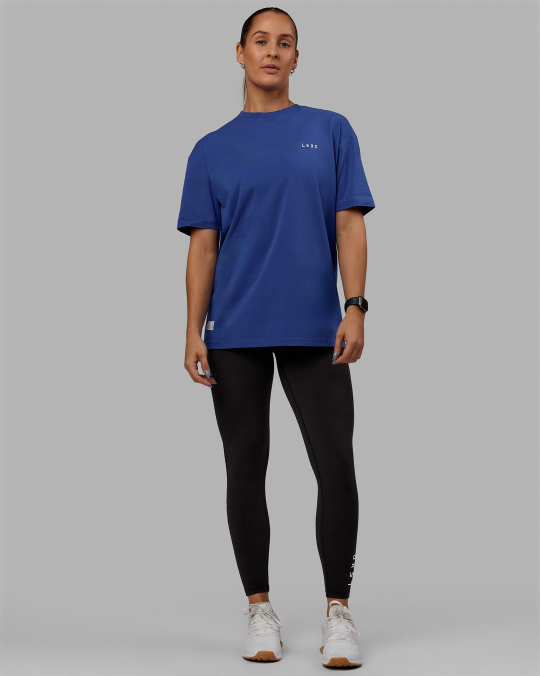 Woman wearing Unisex VS6 FLXCotton Tee Oversize - Power Cobalt-White