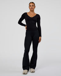 Woman wearing Vitality Long Sleeve Top - Black | Model:Maja | Size:XS