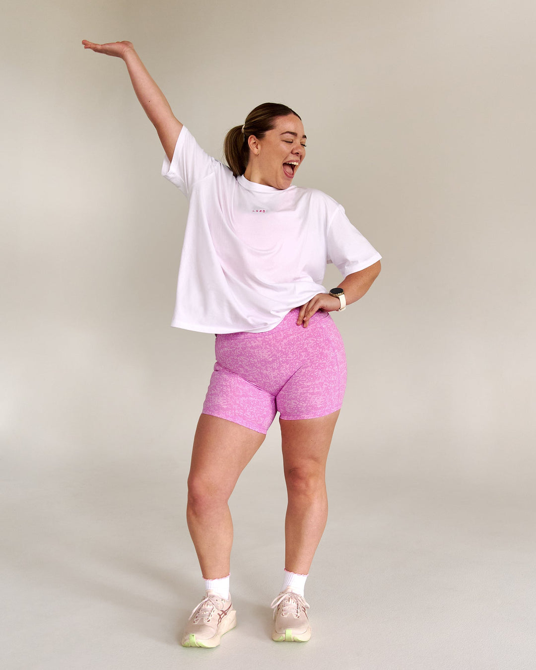 Campaign image of Fusion V-Contour Ultra High-Rise 6" Short Pockets - Energy Print Marshmallow - view 10