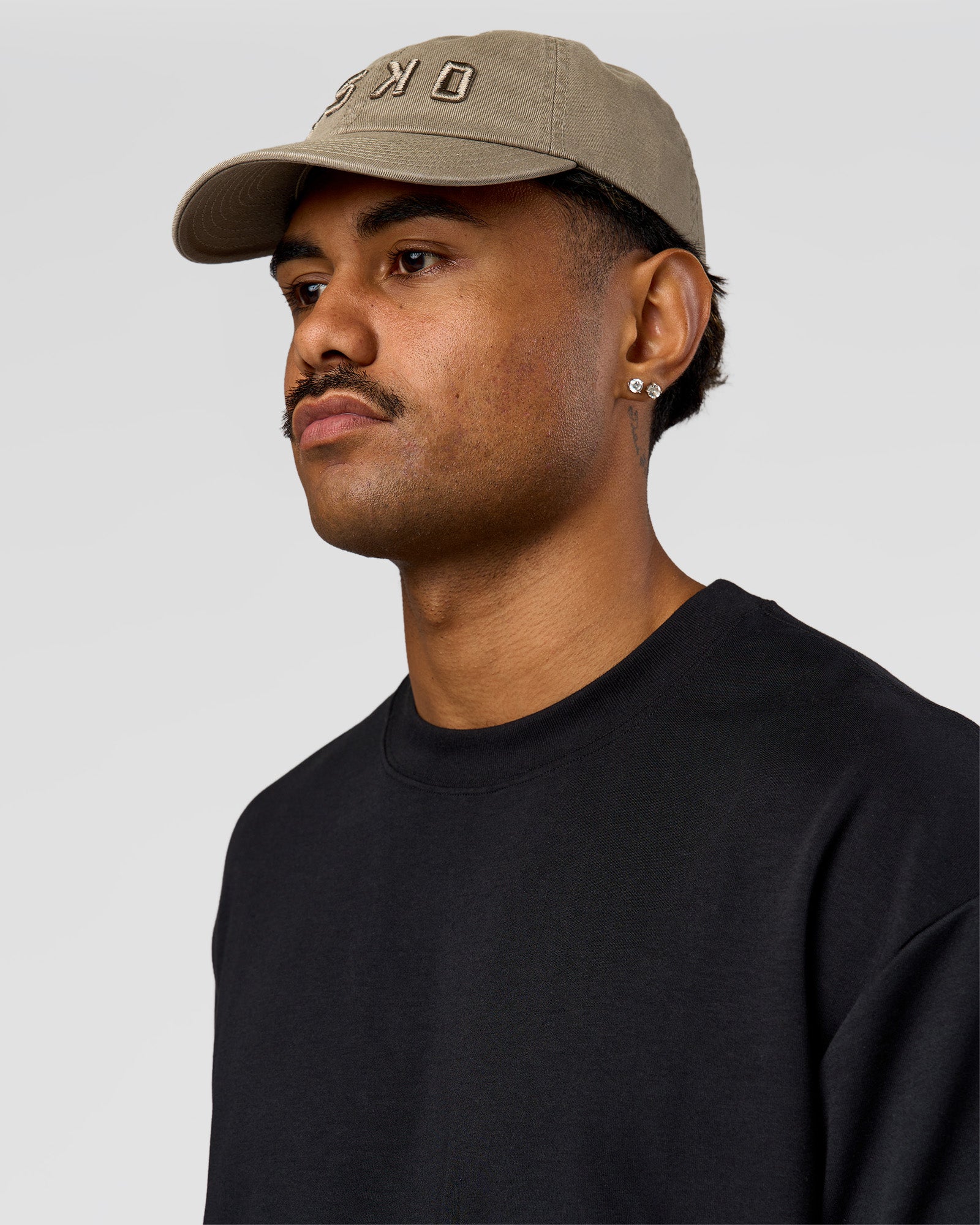 Man wearing Daily Cap - Taupe Ash | Model:Cap | Size:DAILY