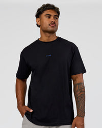 Man wearing Run Club Elevate FLXCotton Oversized Tee - Black-Electric Indigo | Model:Xav | Size:L