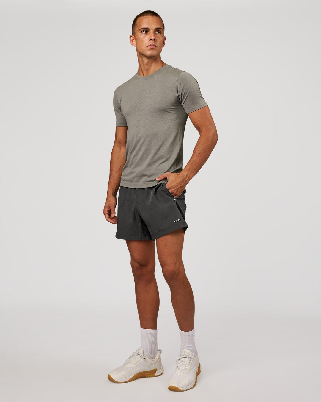 Man wearing AeroFLX+ Seamless Set In Tee - Storm Front/Storm Front | Model:Albert | Size:M - view 5