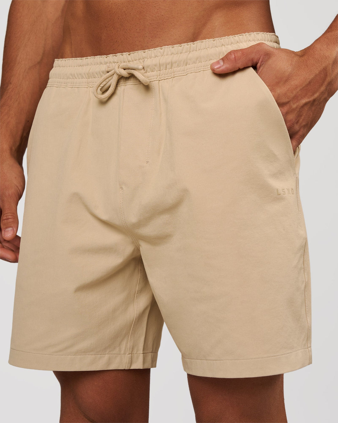 Man wearing Daily 7" Short 3.0 - Dunedust | Model:Albert | Size:M - view 1