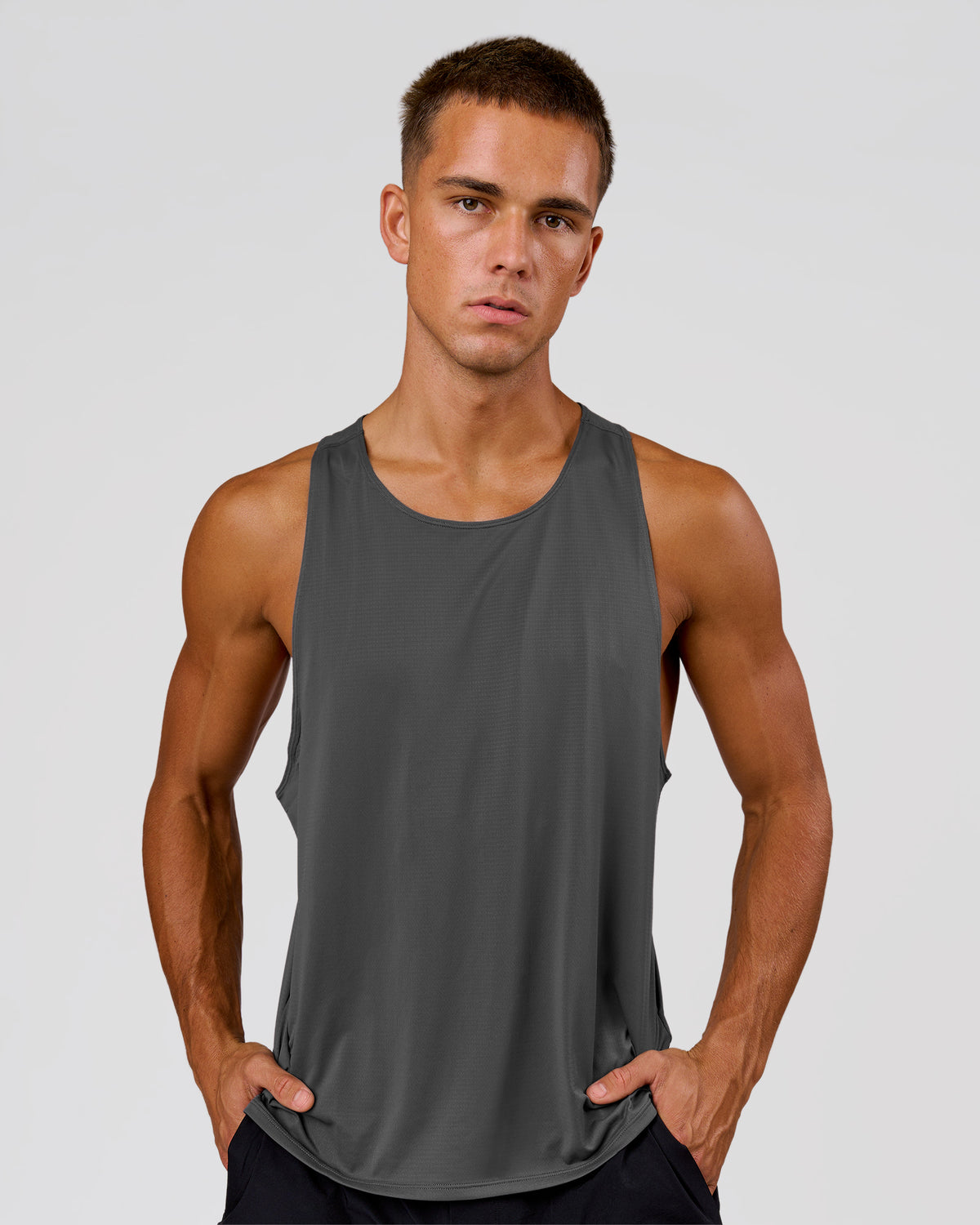 Man wearing Pace Running Tank 3.0 - Dark Storm | Model:Albert | Size:M