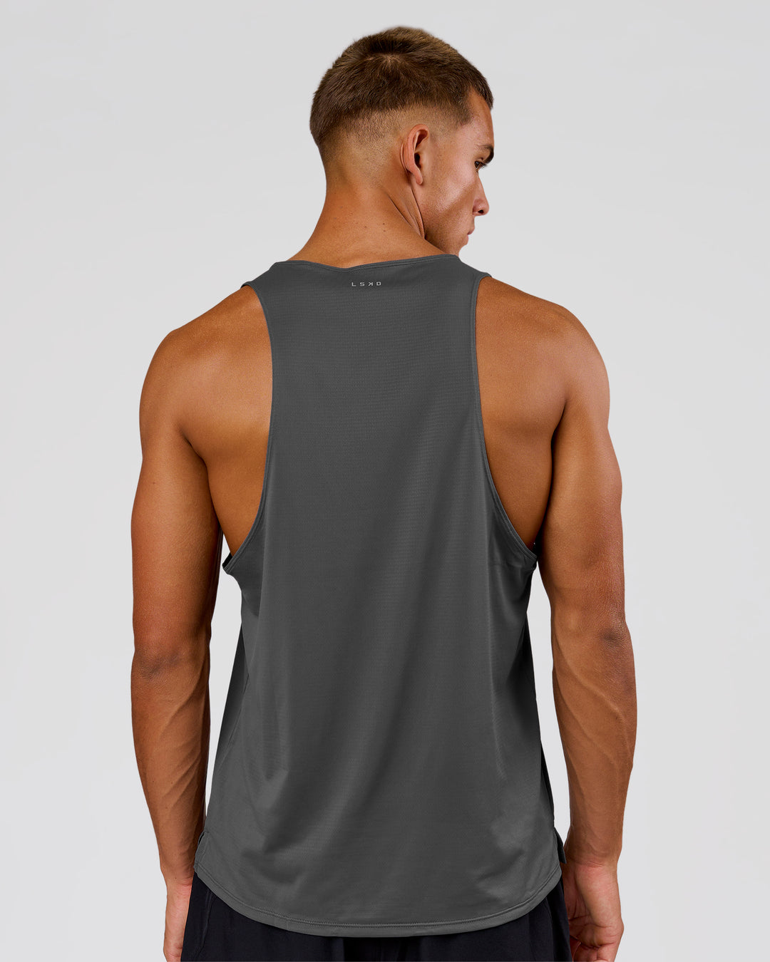 Man wearing Pace Running Tank 3.0 - Dark Storm | Model:Albert | Size:M - view 2