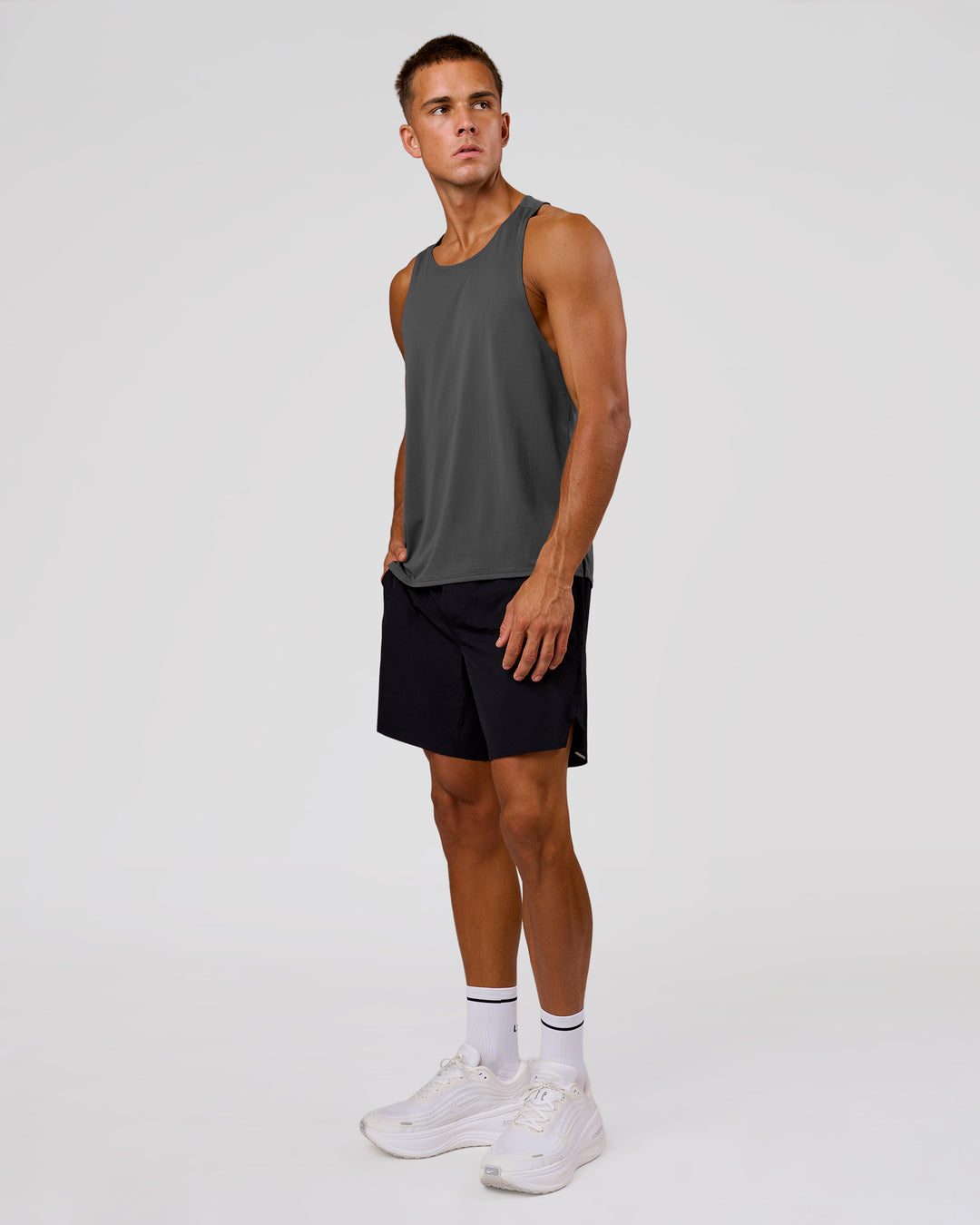 Man wearing Pace Running Tank 3.0 - Dark Storm | Model:Albert | Size:M - view 4
