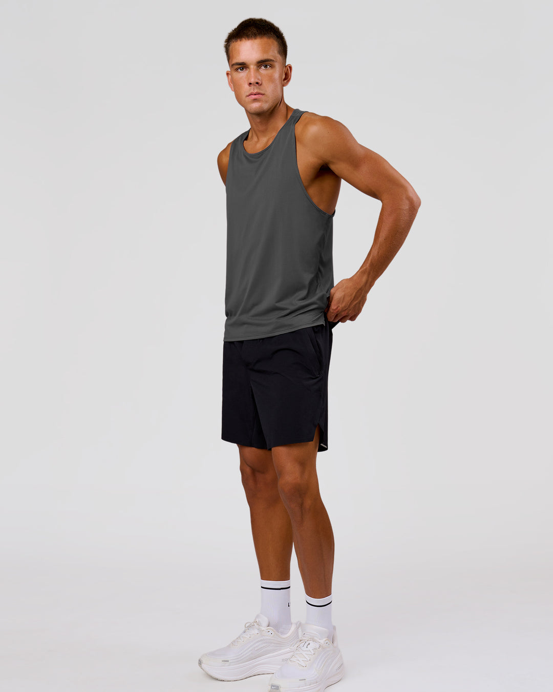 Man wearing Pace Running Tank 3.0 - Dark Storm | Model:Albert | Size:M - view 5