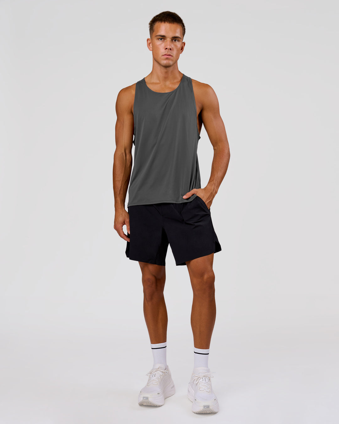 Man wearing Pace Running Tank 3.0 - Dark Storm | Model:Albert | Size:M - view 7