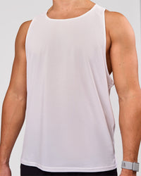 Man wearing Pace Running Tank 3.0  - White | Model:Jaiden | Size:M | Thumbnail Index: 2