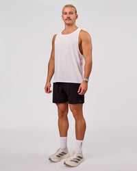 Man wearing Pace Running Tank 3.0  - White | Model:Jaiden | Size:M | Thumbnail Index: 3