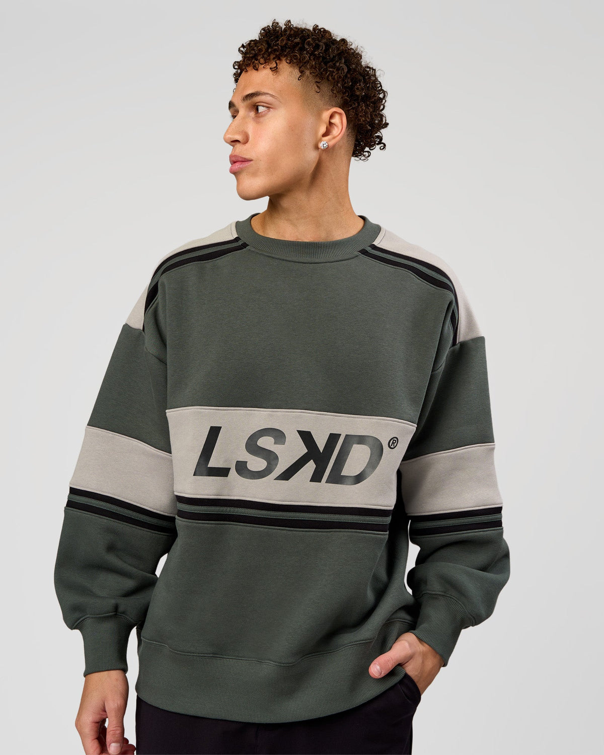 Man wearing A-Team Sweater Oversize - Carbon Green-Alloy | Model:Leandro | Size:M - view 2