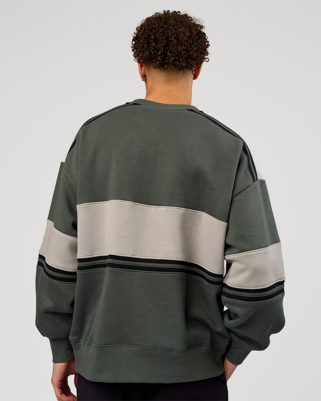 Man wearing A-Team Sweater Oversize - Carbon Green-Alloy | Model:Leandro | Size:M - view 4