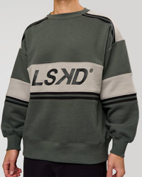 Man wearing A-Team Sweater Oversize - Carbon Green-Alloy | Model:Leandro | Size:M | Thumbnail Index: 5